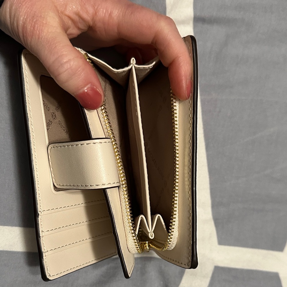 Michael Kors Beige Wallet with Card Suits - Picture 4 of 5